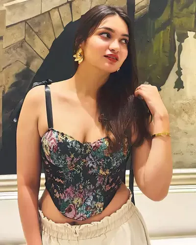 Chavi Independent Housewife Escort in Kolkata